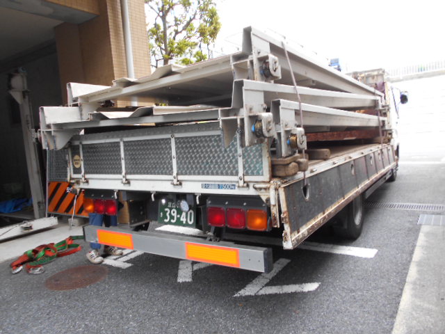 廃材積み込み中